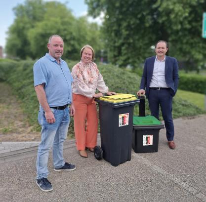 Foto pers voorzitter, ondervoorzitter en directeur bij de containers